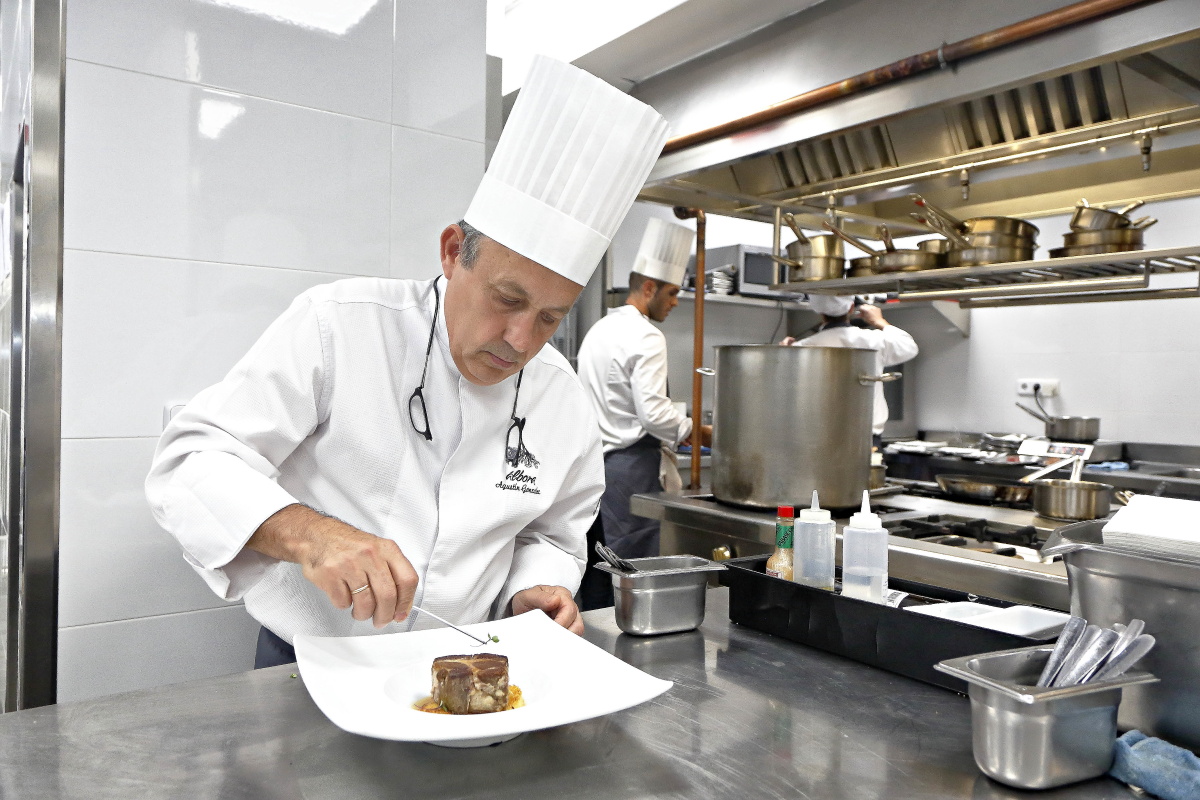 El nuevo chef del restaurante 'Álbora' emplatando un codillo de exposición. El nuevo chef del restaurante 'Álbora' emplatando un codillo de exposición.