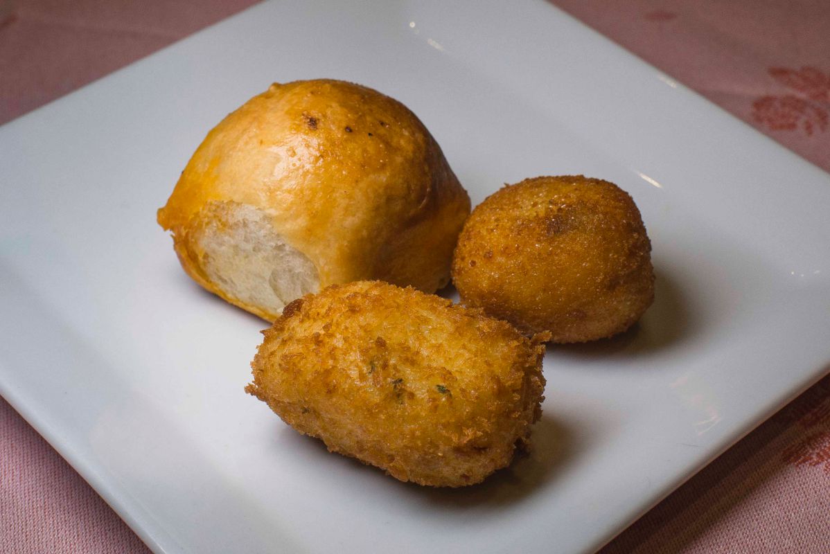 Un bollo 'preñao' y una croqueta de cocido antes del primer plato. Un bollo 'preñao' y una croqueta de cocido antes del primer plato.