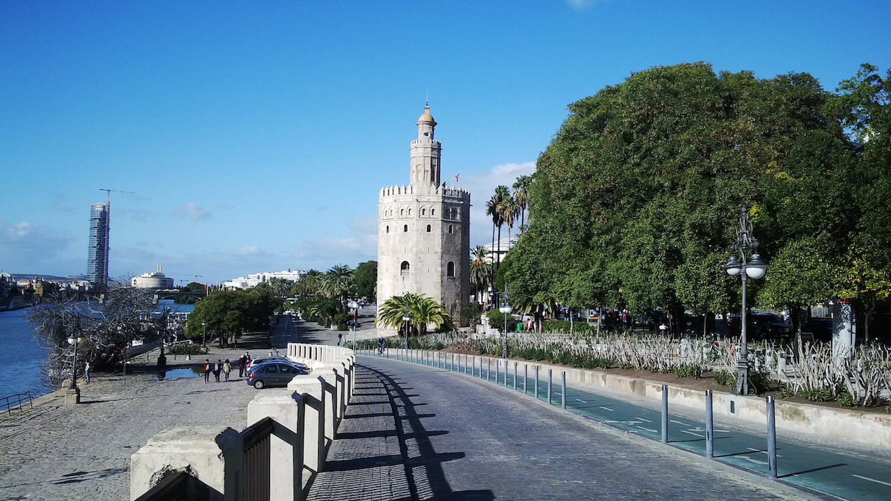 La Torre del Oro, asomada al Guadalquivir. La Torre del Oro, asomada al Guadalquivir.