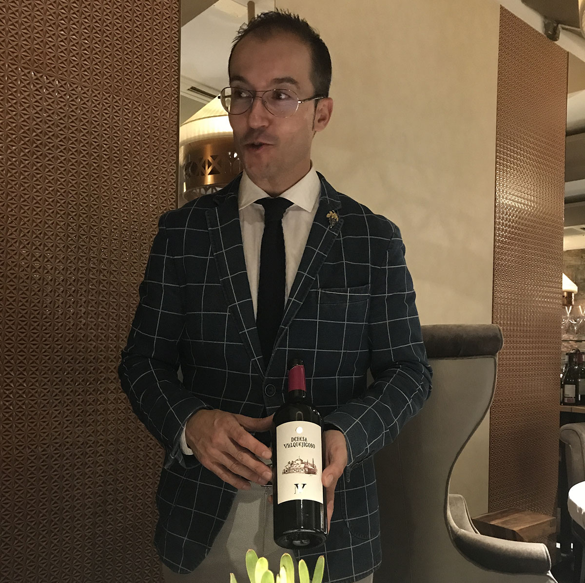 Uno de los sumilleres de la bodega acristalada del restaurante. Uno de los sumilleres de la bodega acristalada del restaurante.