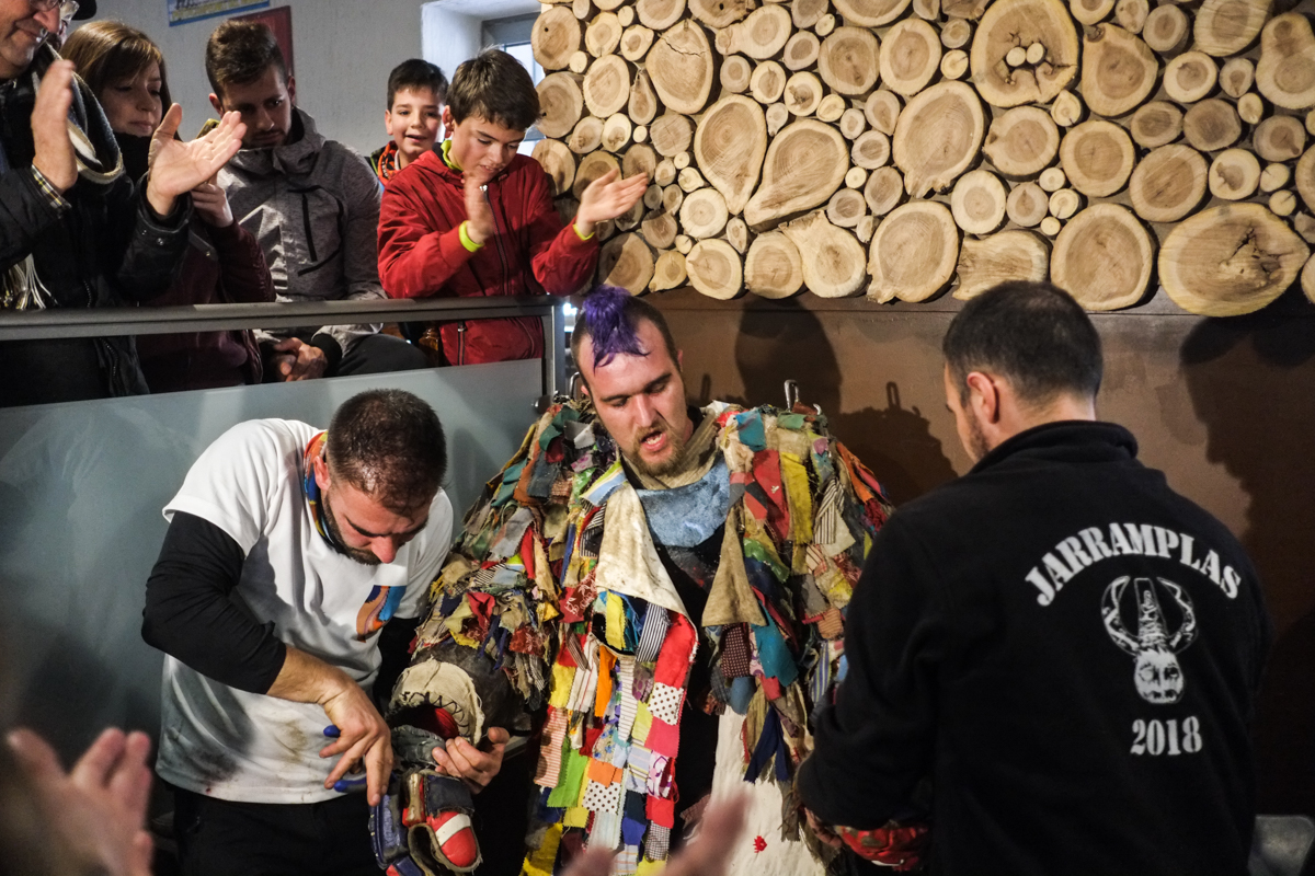Exhaustos pero felices terminan los jóvenes que se visten para recibir los nabos. Exhaustos pero felices terminan los jóvenes que se visten para recibir los nabos.