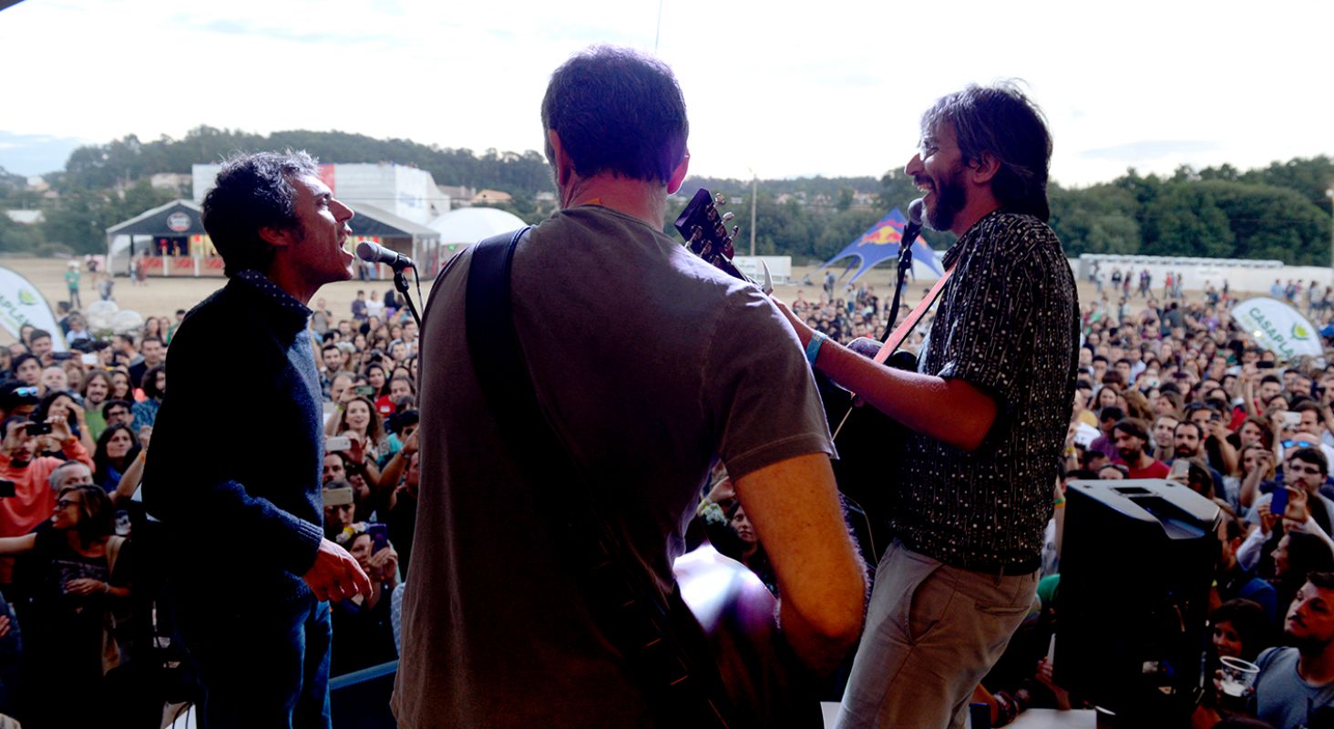 Iván Ferreiro y Xoel López actúan en la edición de 2017 del festival PortAmérica, en Caldas de Reis, Pontevedra. Foto: PortAmérica. Iván Ferreiro y Xoel López actúan en la edición de 2017 del festival PortAmérica, en Caldas de Reis, Pontevedra. Foto: PortAmérica.