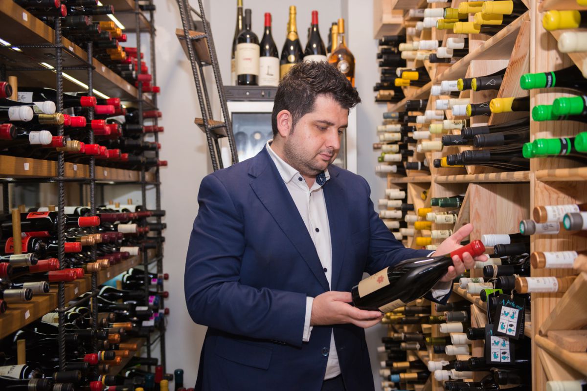 Adrián de Marco, sumiller del restaurante 'Magoga' en Cartagena, Murcia, en la bodega de vinos del local. Adrián de Marco, sumiller del restaurante 'Magoga' en Cartagena, Murcia, en la bodega de vinos del local.