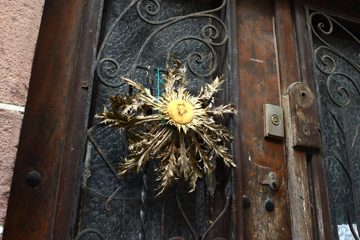 Zugarramurdi: Cardo de brujas clavado en una puerta. Foto: Alfredo Merino | Marga Estebaranz Zugarramurdi: Cardo de brujas clavado en una puerta. Foto: Alfredo Merino | Marga Estebaranz
