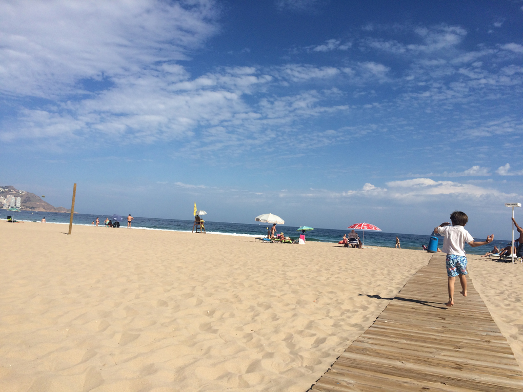 La Playa de Poniente, perfecta para familias. Foto: Johanna Saldón. La Playa de Poniente, perfecta para familias. Foto: Johanna Saldón.
