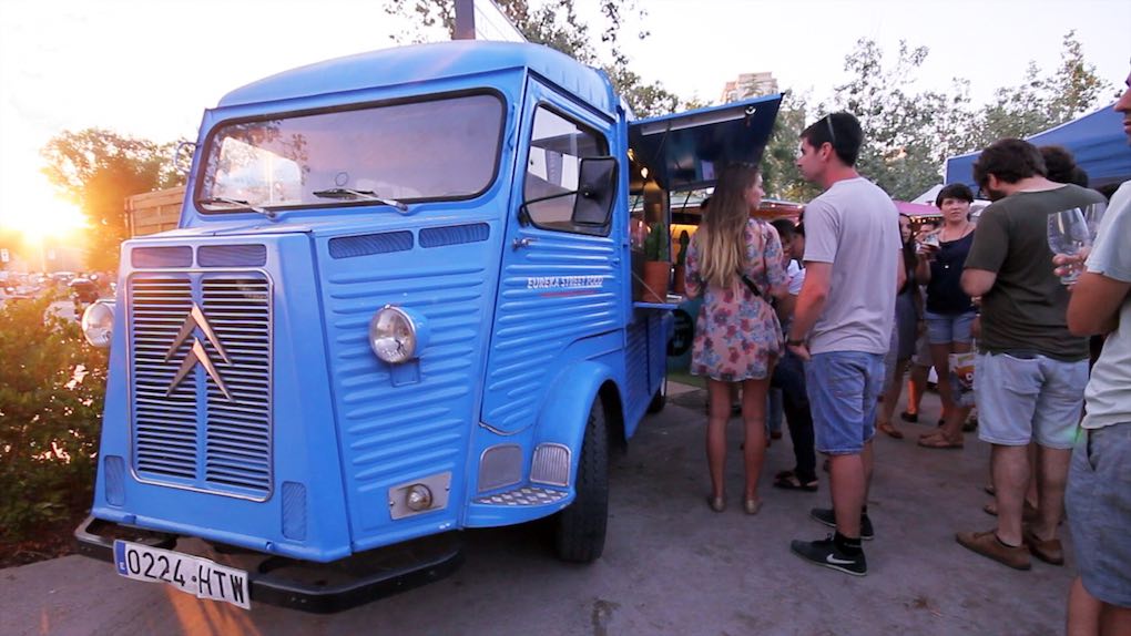 Y para comer... los mejores 'food trucks' de la zona. Foto: Fira de cerveses artesanes del Poblenou. Y para comer... los mejores 'food trucks' de la zona. Foto: Fira de cerveses artesanes del Poblenou.