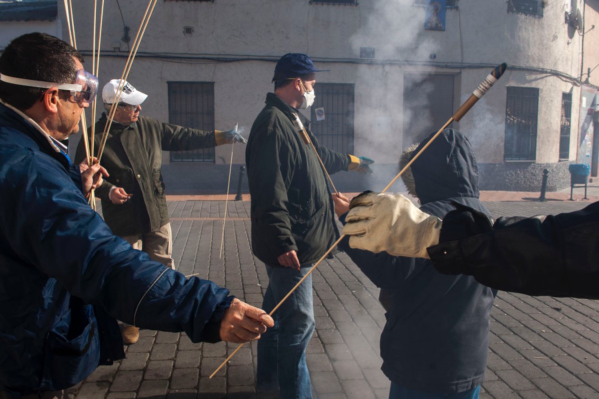 Los voladores son lanzados por expertos coheteros, con permisos de las autoridades. Los voladores son lanzados por expertos coheteros, con permisos de las autoridades.