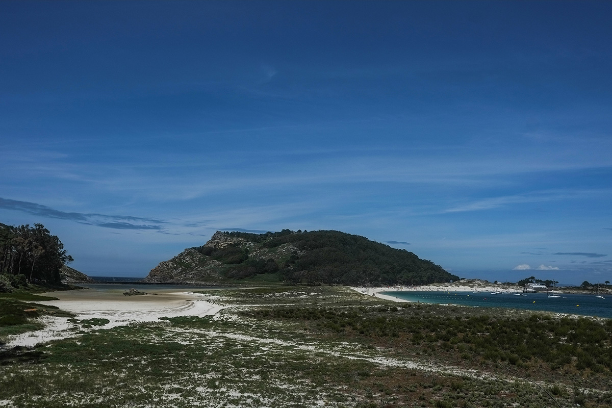 La playa de Rodas y el Lago de Cíes, uniendo la Isla del Norte y la del Medio, otra imagen increíble de Cíes. La playa de Rodas y el Lago de Cíes, uniendo la Isla del Norte y la del Medio, otra imagen increíble de Cíes.
