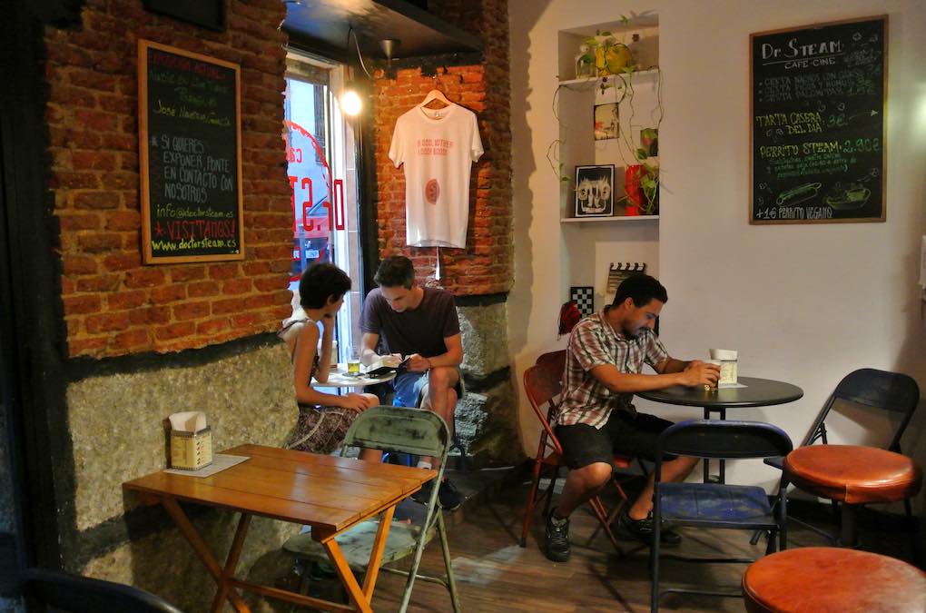 Este cine-bar es uno de los locales de moda de Lavapiés. Foto: Camino Martínez. Este cine-bar es uno de los locales de moda de Lavapiés. Foto: Camino Martínez.