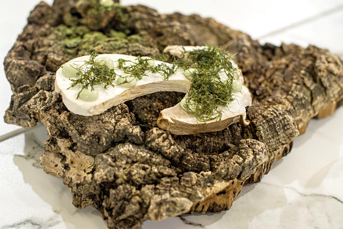 De la Calle utiliza una corteza de árbol para presentar su plato. Todo naturaleza. De la Calle utiliza una corteza de árbol para presentar su plato. Todo naturaleza.