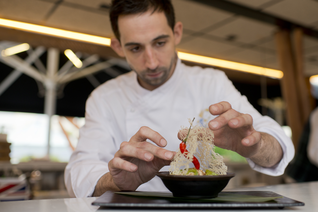 Dani Carmona y el fideo tostado a la soja en el restaurante Las Raíces del Wellington. Dani Carmona y el fideo tostado a la soja en el restaurante Las Raíces del Wellington.