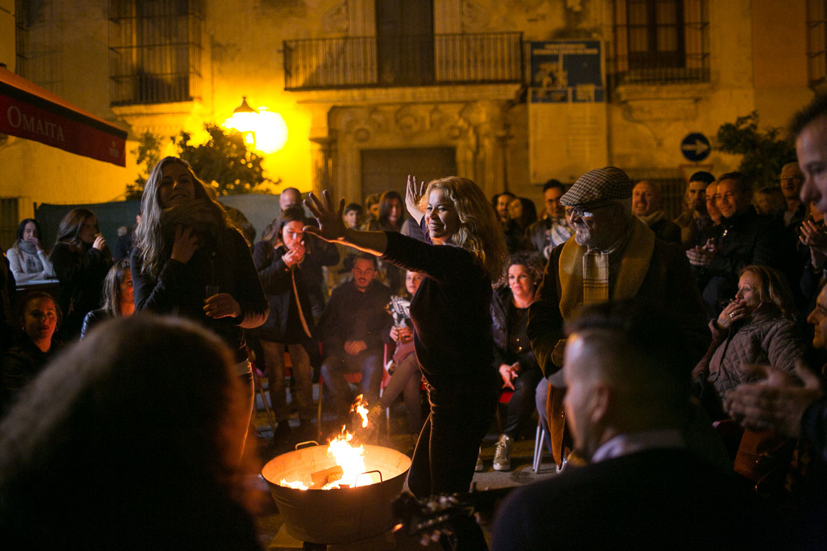 Las Zambombas, con la candela en el centro y espacio para arrancarse a cantar y bailar. Las Zambombas, con la candela en el centro y espacio para arrancarse a cantar y bailar.