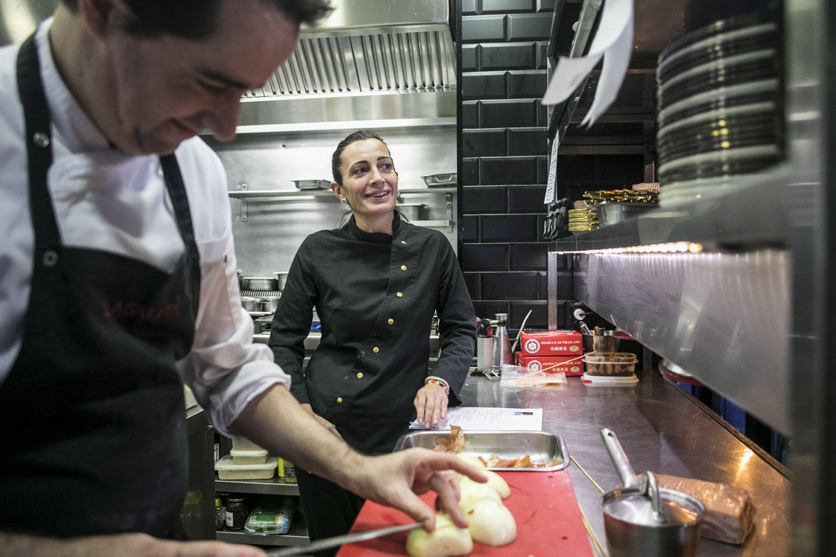 La primera vez que Begoña se puso un delantal, supo que quería ser cocinera. La primera vez que Begoña se puso un delantal, supo que quería ser cocinera.