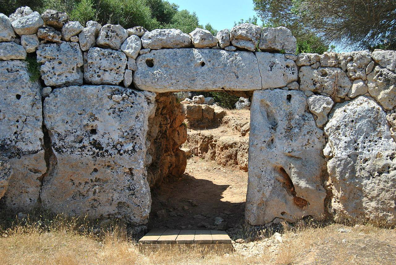 Algunos restos talayóticos. Foto: Turismo de Menorca. Algunos restos talayóticos. Foto: Turismo de Menorca.