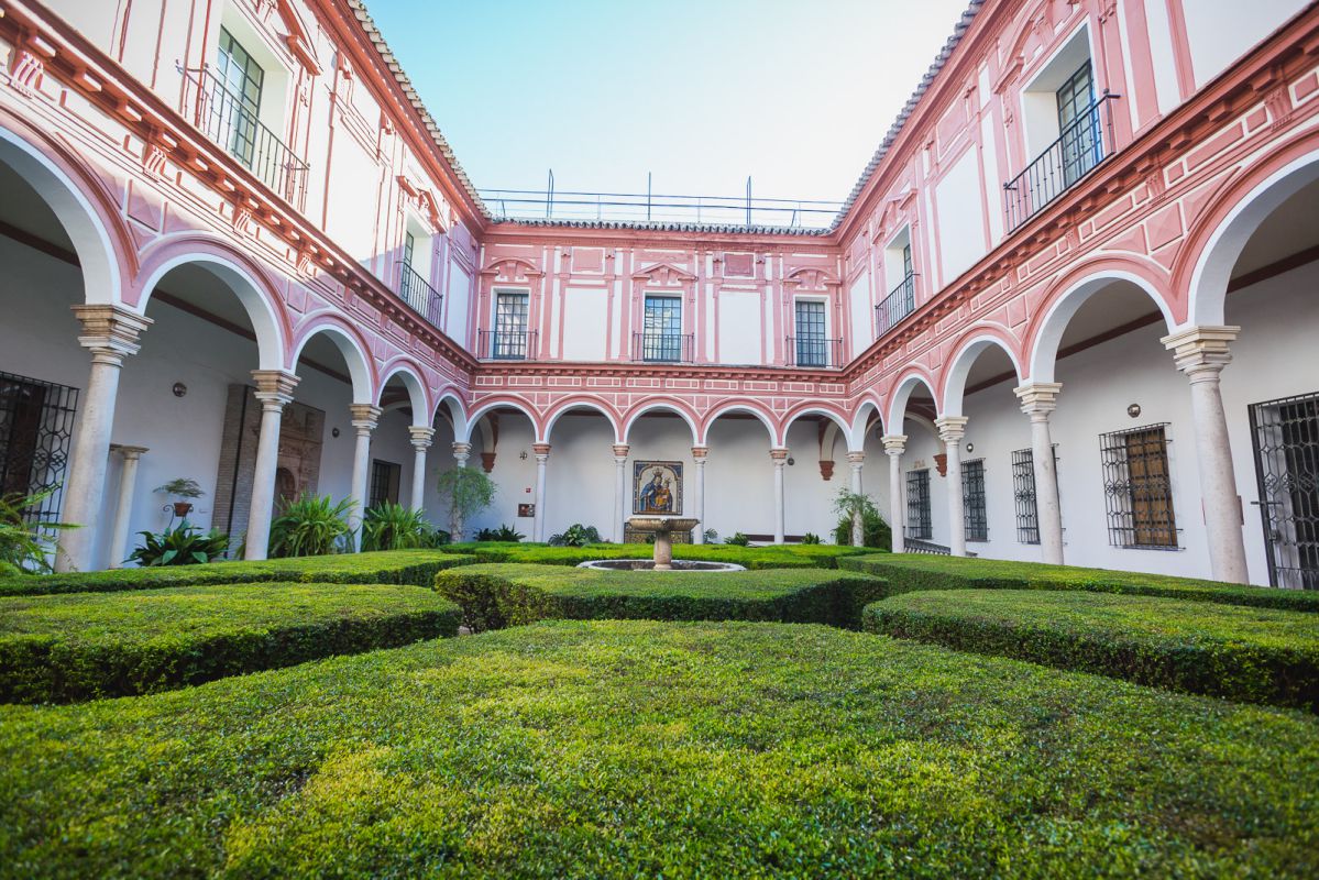 Claustro de los Bojes, o del refectorio del antiguo convento de la Merced Calzada, hoy sede del Museo de Bellas Artes de Sevilla. Claustro de los Bojes, o del refectorio del antiguo convento de la Merced Calzada, hoy sede del Museo de Bellas Artes de Sevilla.