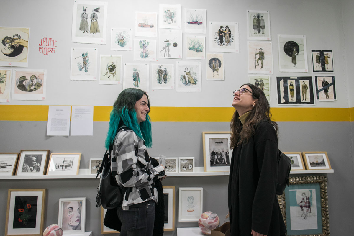 Libros, cómics y originales de los artistas dan vida a sus paredes. Libros, cómics y originales de los artistas dan vida a sus paredes.