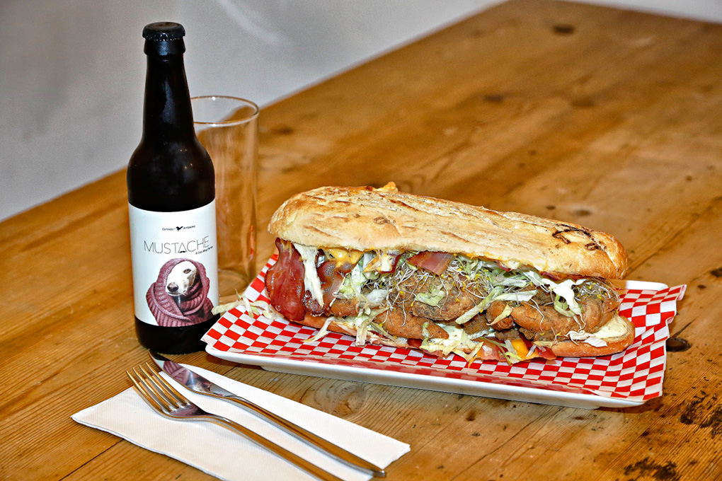 Aquí puedes acompañar tu súper bocadillo de cerveza artesana. Aquí puedes acompañar tu súper bocadillo de cerveza artesana.