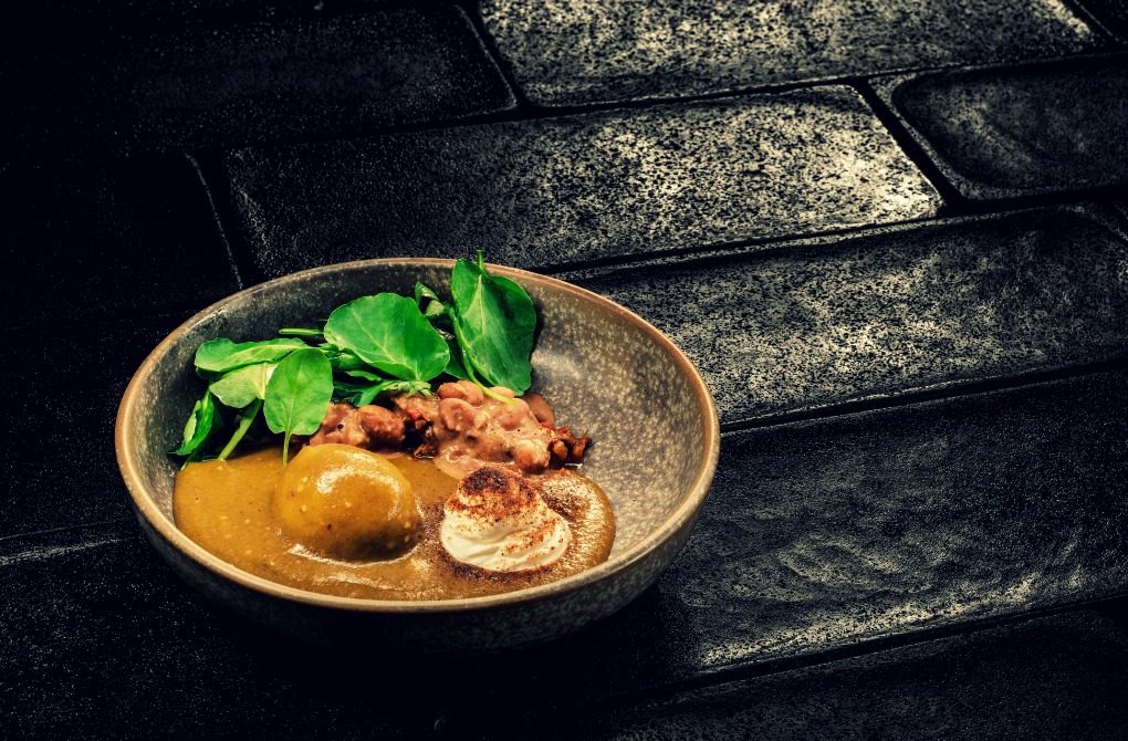 Tamal colado con jugo de frijoles y tinga de rabo, por Roberto Ruiz de Punto MX. Tamal colado con jugo de frijoles y tinga de rabo, por Roberto Ruiz de Punto MX.
