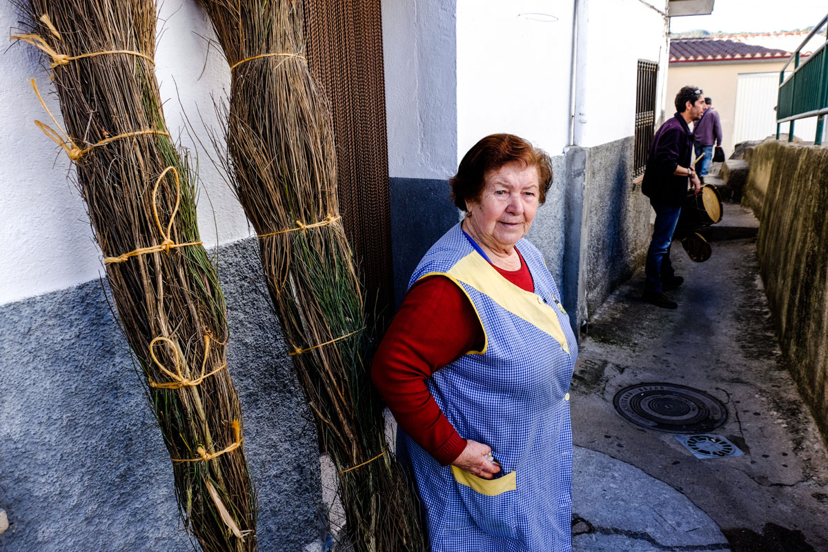 Felicita, en un primer plano, siempre hace migas para las fiestas; y, al fondo, Ángel Sánchez, tamborilero. Felicita, en un primer plano, siempre hace migas para las fiestas; y, al fondo, Ángel Sánchez, tamborilero.