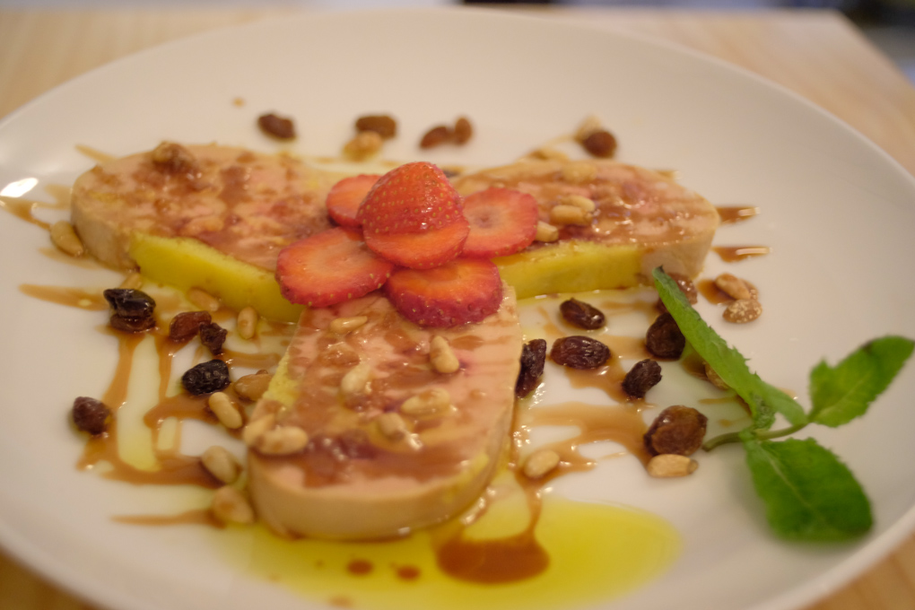 Su foie de pato al PX con pasas y piñones es una delicia para la vista y el paladar. Su foie de pato al PX con pasas y piñones es una delicia para la vista y el paladar.