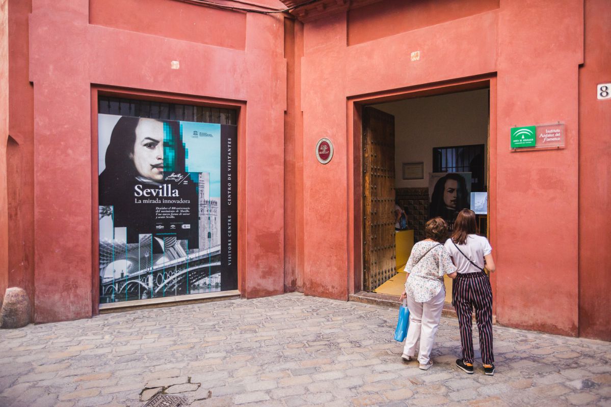 Unas mujeres junto a la puerta del Museo Casa de Murillo, en Sevilla. Unas mujeres junto a la puerta del Museo Casa de Murillo, en Sevilla.