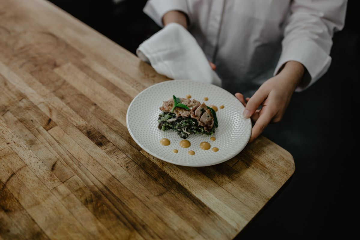 Ensalada de perdiz, escabeche emulsionado, algas e hierbas del litoral. Ensalada de perdiz, escabeche emulsionado, algas e hierbas del litoral.