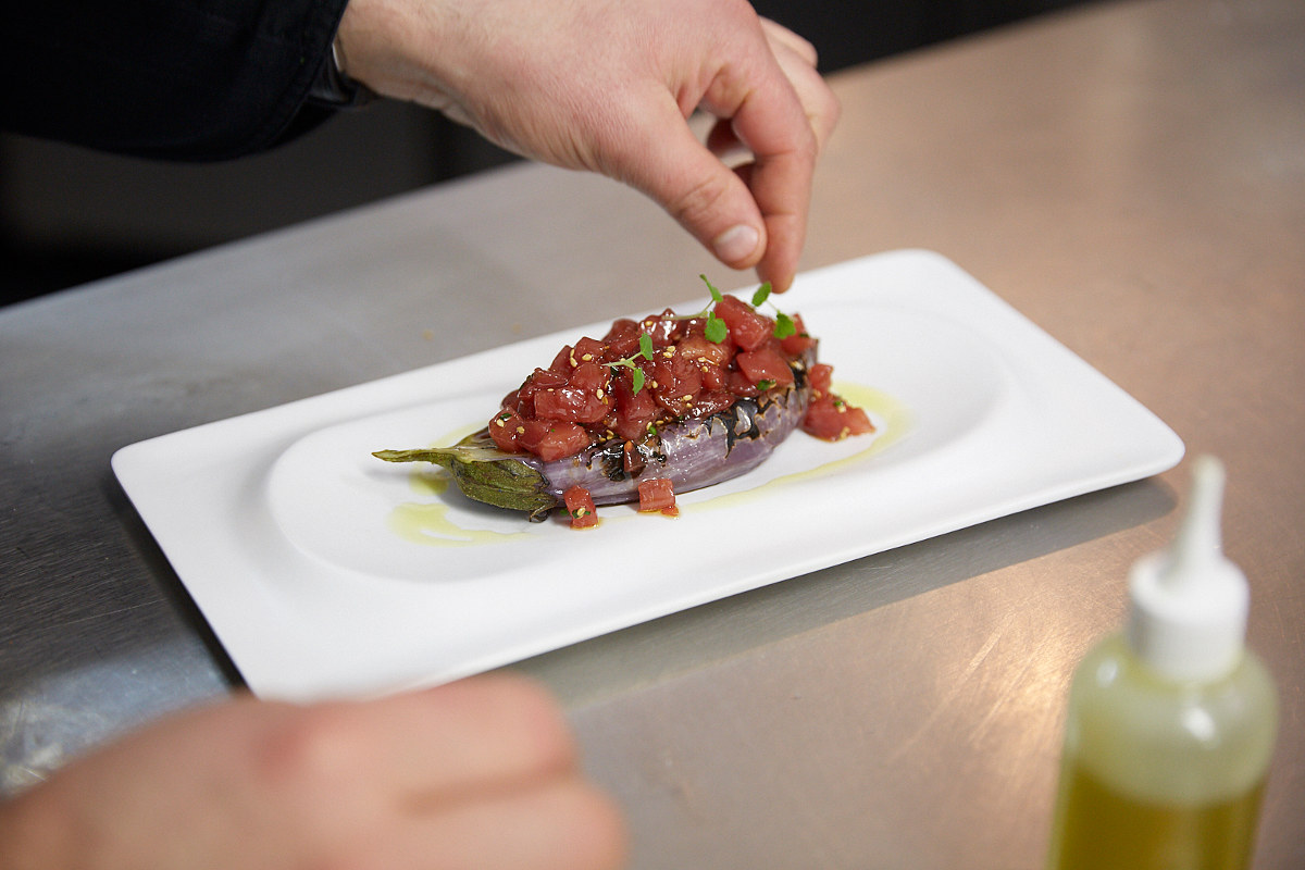 Tartar de atún y berenjena. Tartar de atún y berenjena.