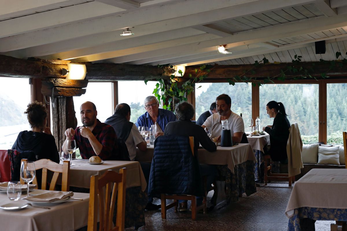Ambiente en el interior de la sala del restaurante 'San Martín', en Orio, Guipúzcoa. Ambiente en el interior de la sala del restaurante 'San Martín', en Orio, Guipúzcoa.