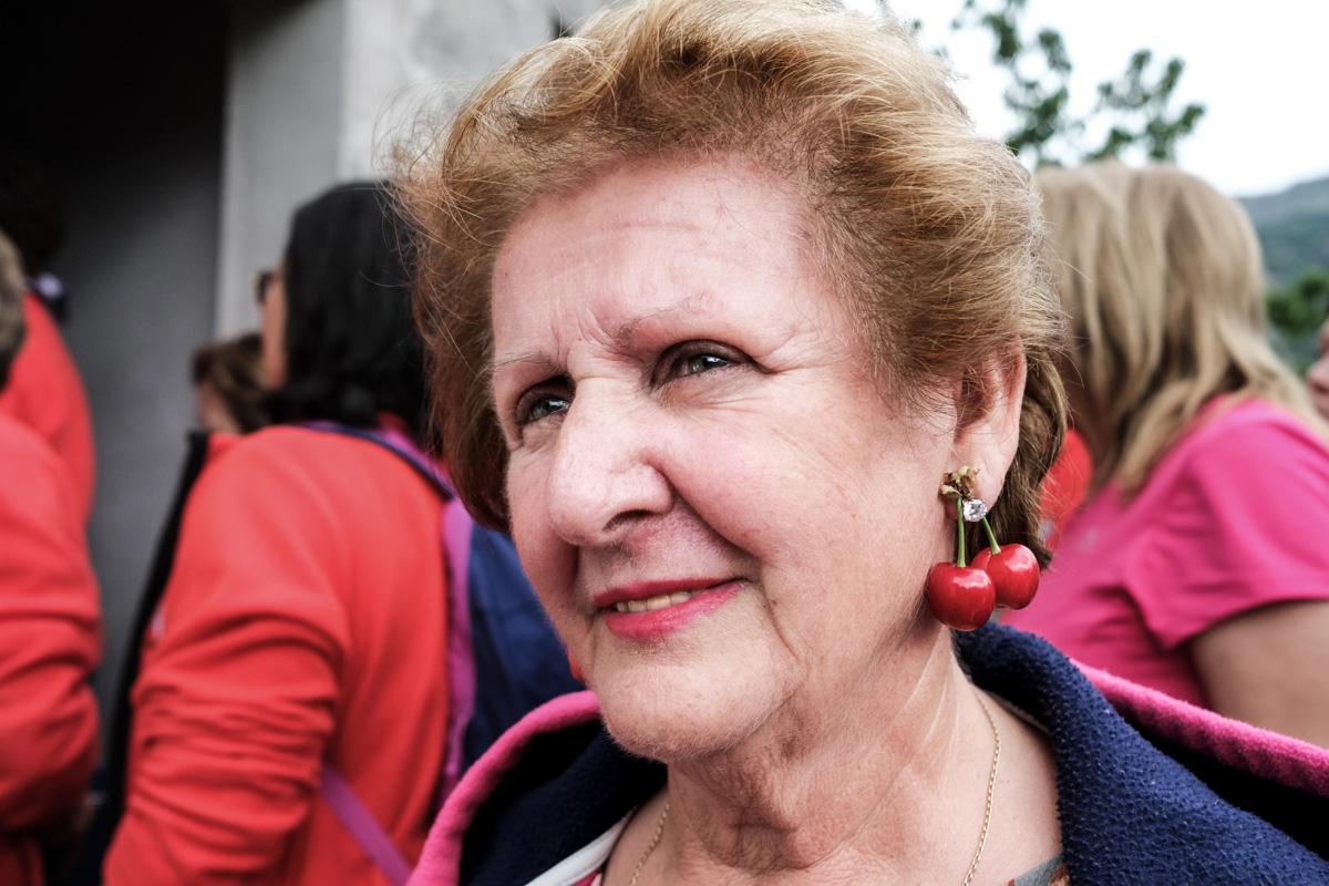Angelita es la primera en colocarse las cerezas como pendientes. Angelita es la primera en colocarse las cerezas como pendientes.