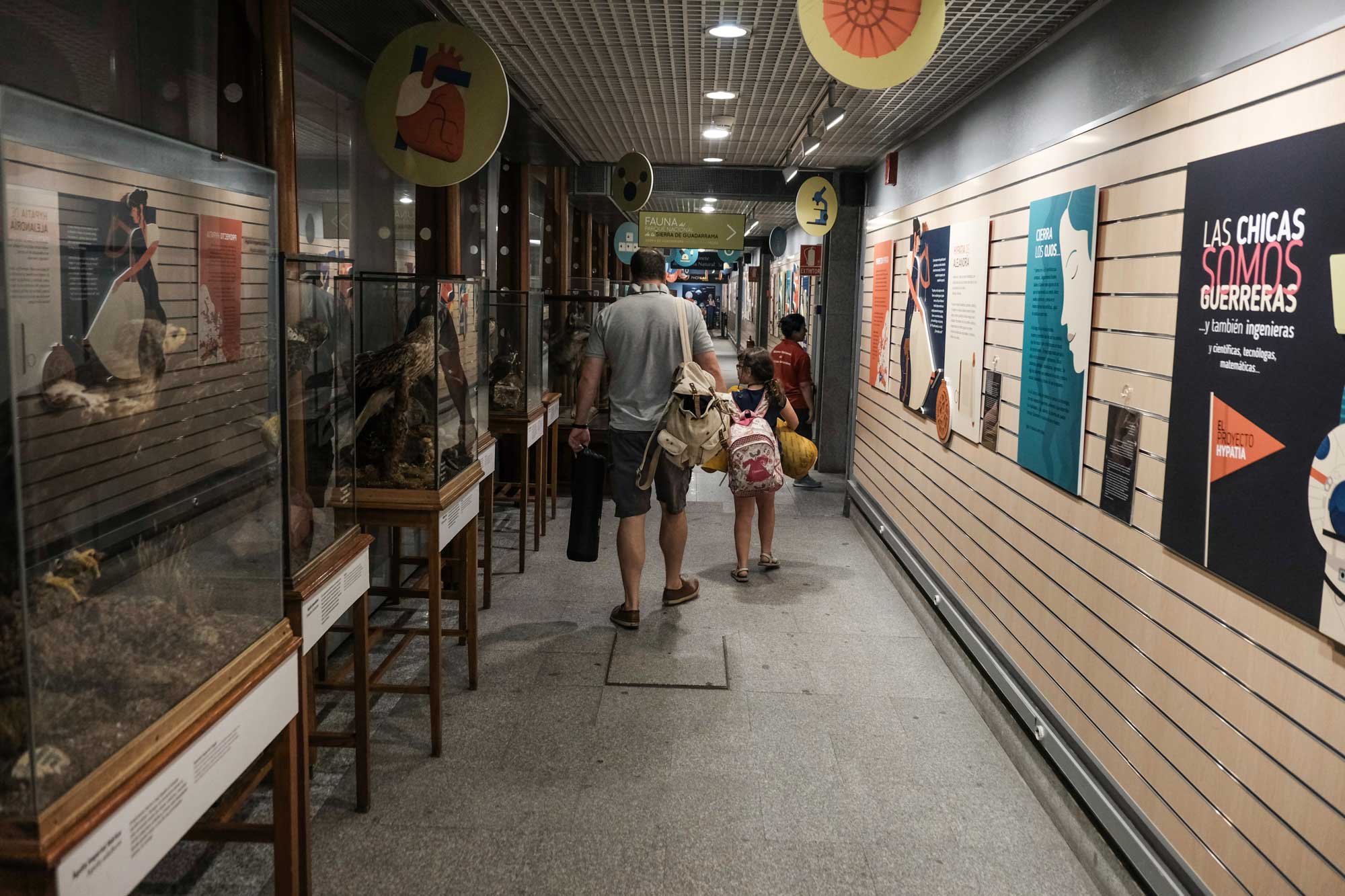 Atravesar los pasillos del museo con la esterilla y el saco para pasar la noche, emocionante. Atravesar los pasillos del museo con la esterilla y el saco para pasar la noche, emocionante.