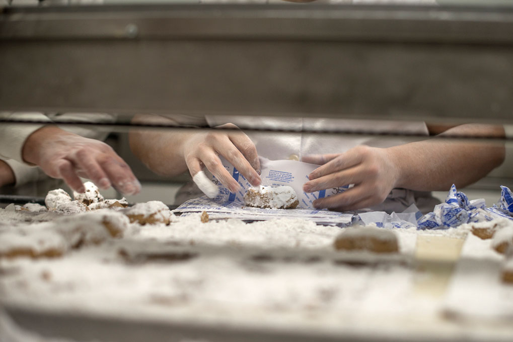 Envolver bien los polvorones es una tarea delicada que no sabe hacer cualquiera. Envolver bien los polvorones es una tarea delicada que no sabe hacer cualquiera.