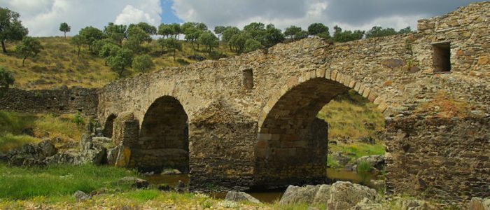 Puente romano, Aliseda. Puente romano, Aliseda.