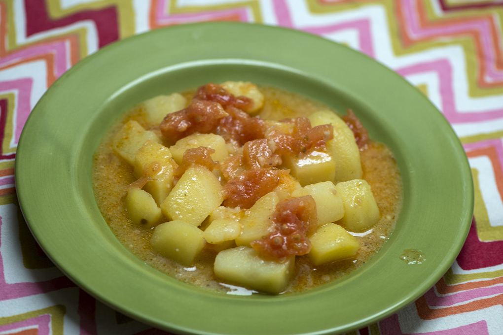 Patatas en ajopollo. Patatas en ajopollo.