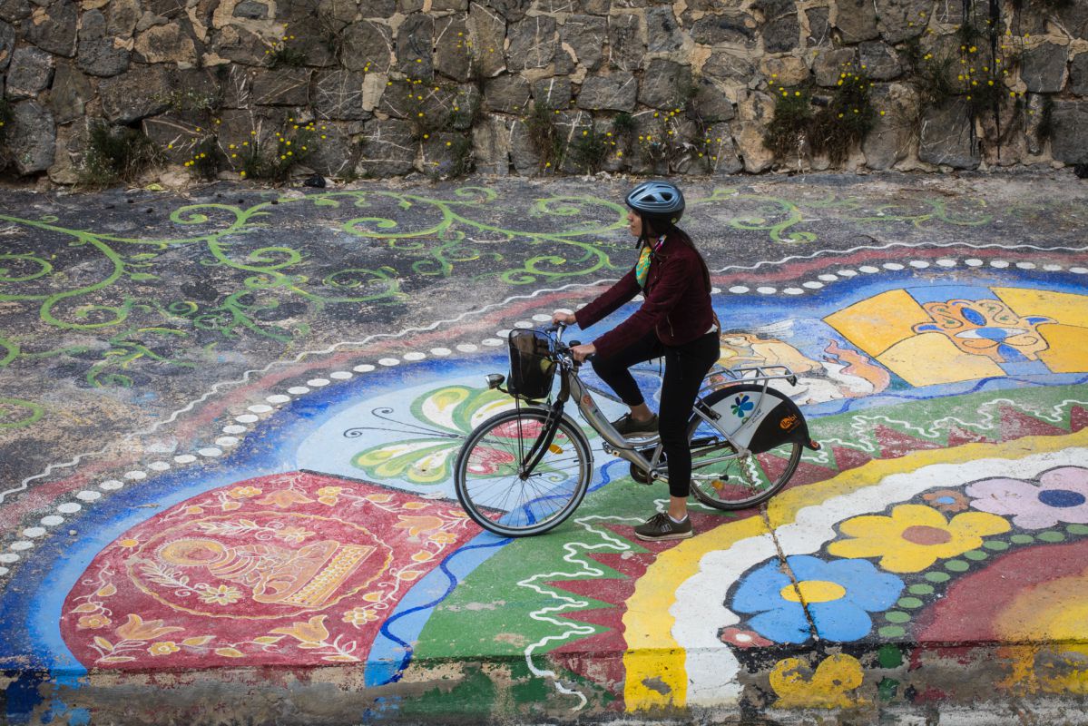 Con la bici por el cauce seco del río Vinapoló, en el que está pintado uno de los murales de mayor extensión de Europa. Con la bici por el cauce seco del río Vinapoló, en el que está pintado uno de los murales de mayor extensión de Europa.
