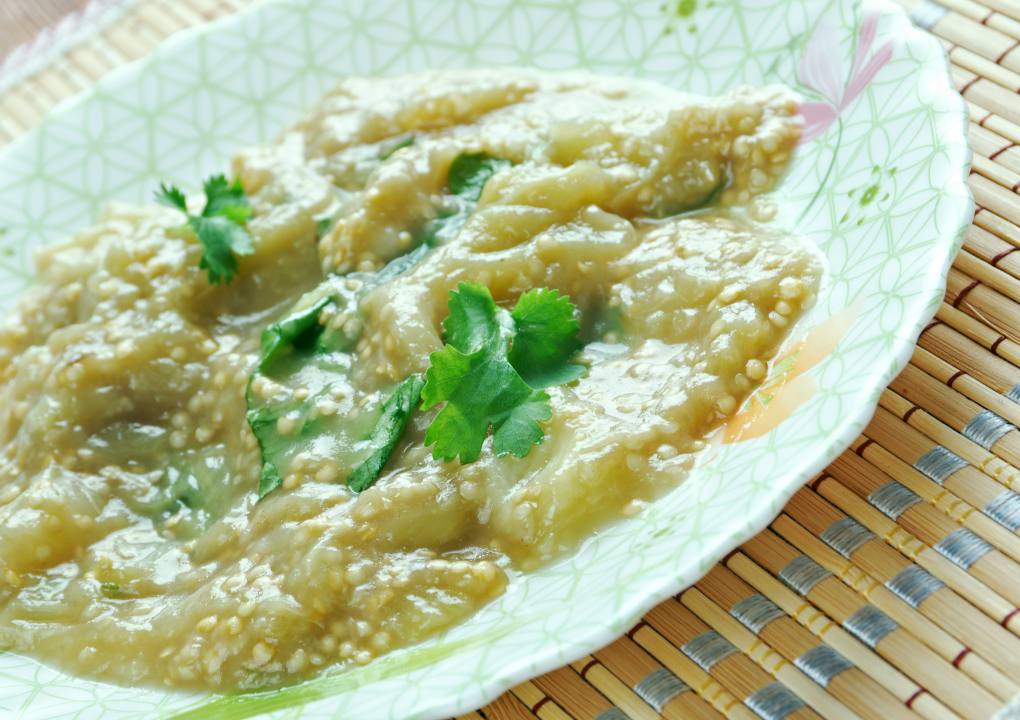 Esta ensalada se sirve con pan pita caliente. Foto: Shutterstock. Esta ensalada se sirve con pan pita caliente. Foto: Shutterstock.