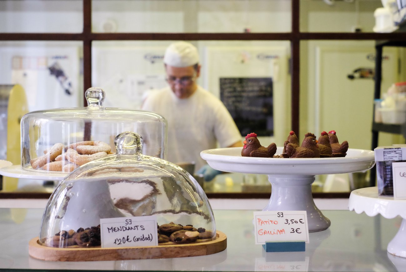 Café 'Santa Eulalia': mostrador de dulces Café 'Santa Eulalia': mostrador de dulces