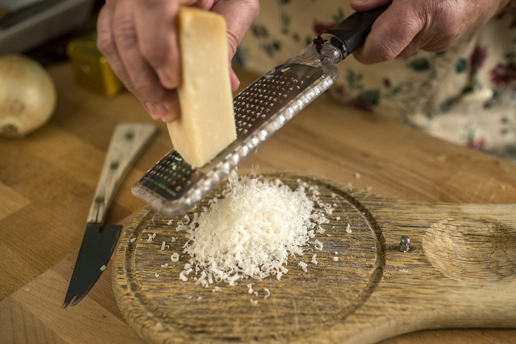 Rallamos el queso. Rallamos el queso.