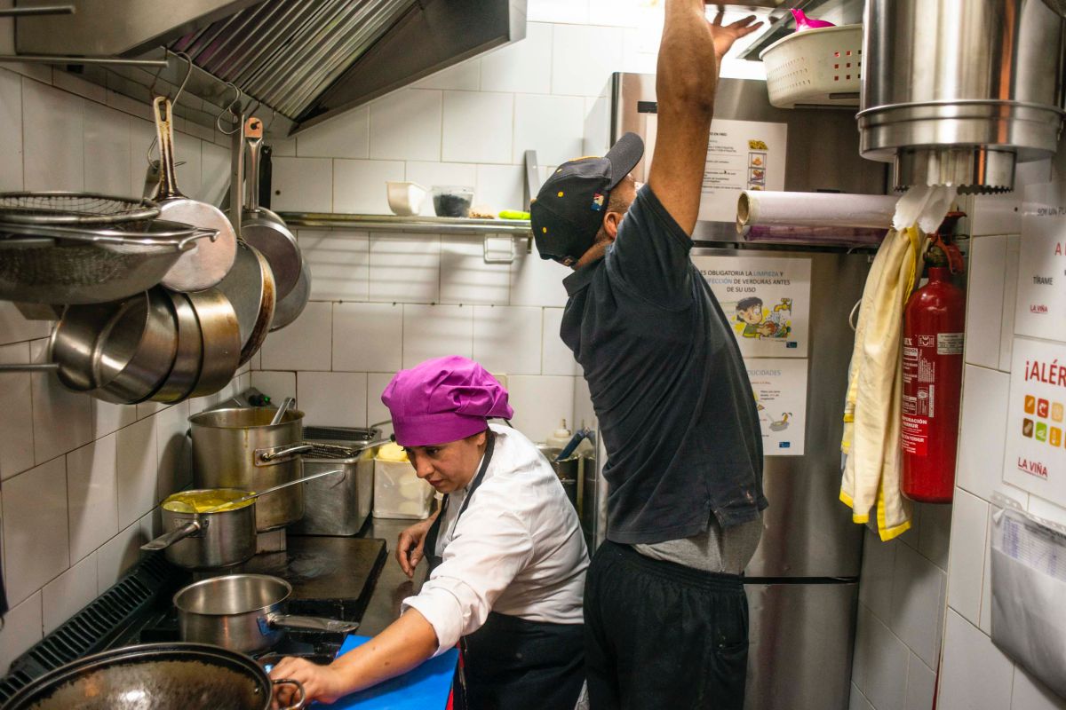 Lili Chávez, cocinera de 'La Tragantúa', en Madrid, en su reducida cocina trabajando. Lili Chávez, cocinera de 'La Tragantúa', en Madrid, en su reducida cocina trabajando.