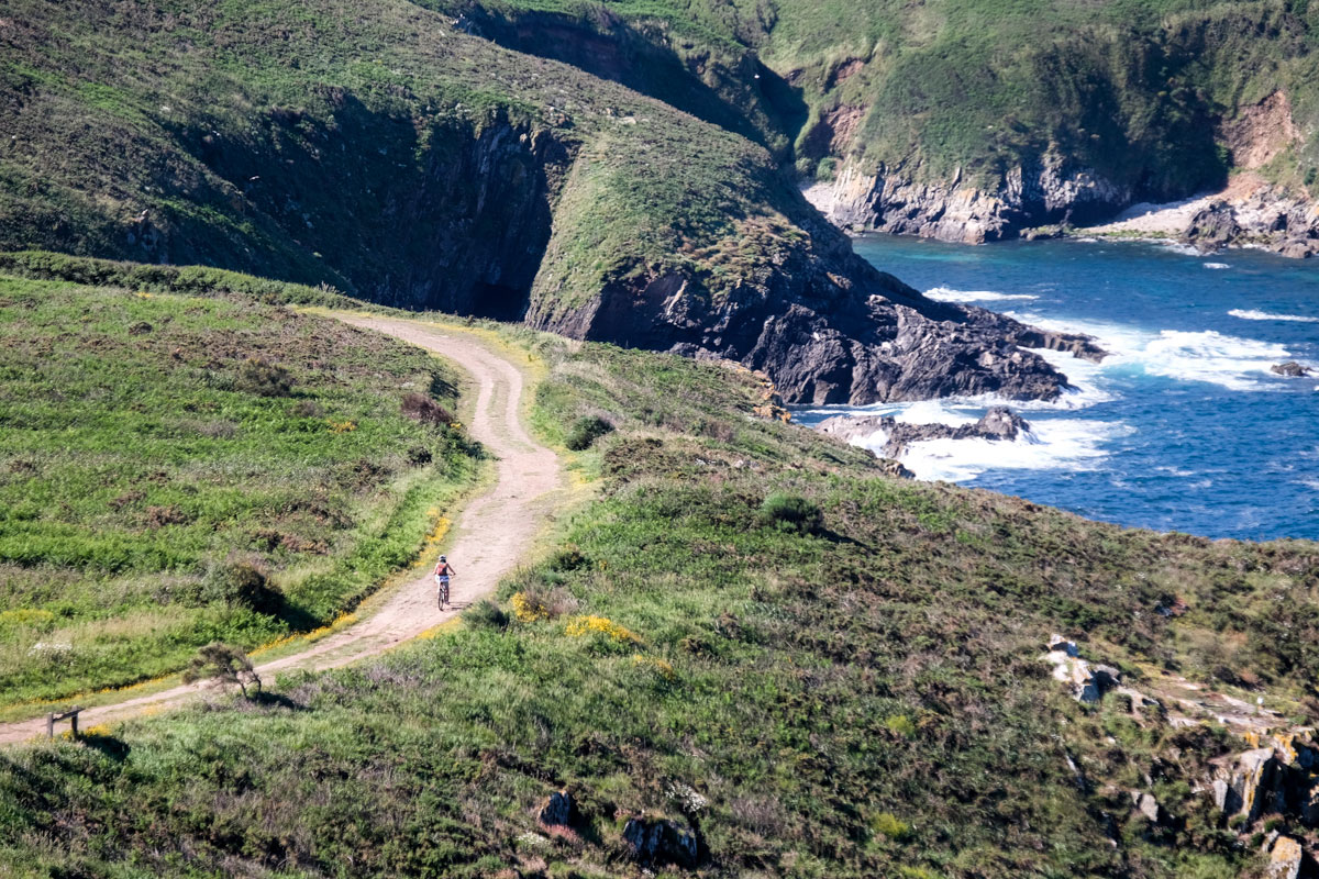 Los acantilados de la ruta sur estremecen al más imperturbable de los viajeros. Los acantilados de la ruta sur estremecen al más imperturbable de los viajeros.