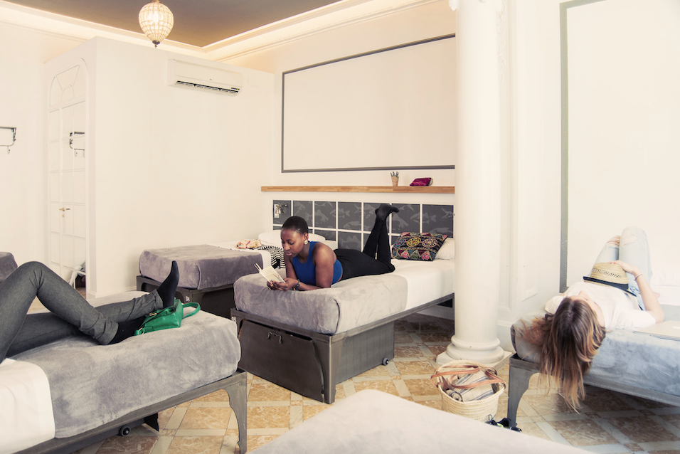 Tres personas en sus camas en una habitación con camas individuales Tres personas en sus camas en una habitación con camas individuales