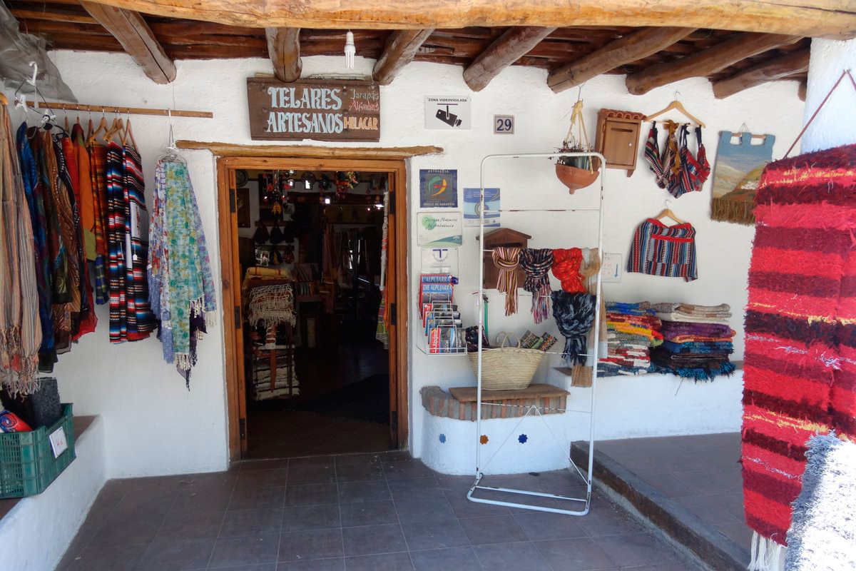 Los turistas pueden ver o tejer sus propias artesanías. Foto: Hilacar (Twitter) Los turistas pueden ver o tejer sus propias artesanías. Foto: Hilacar (Twitter)