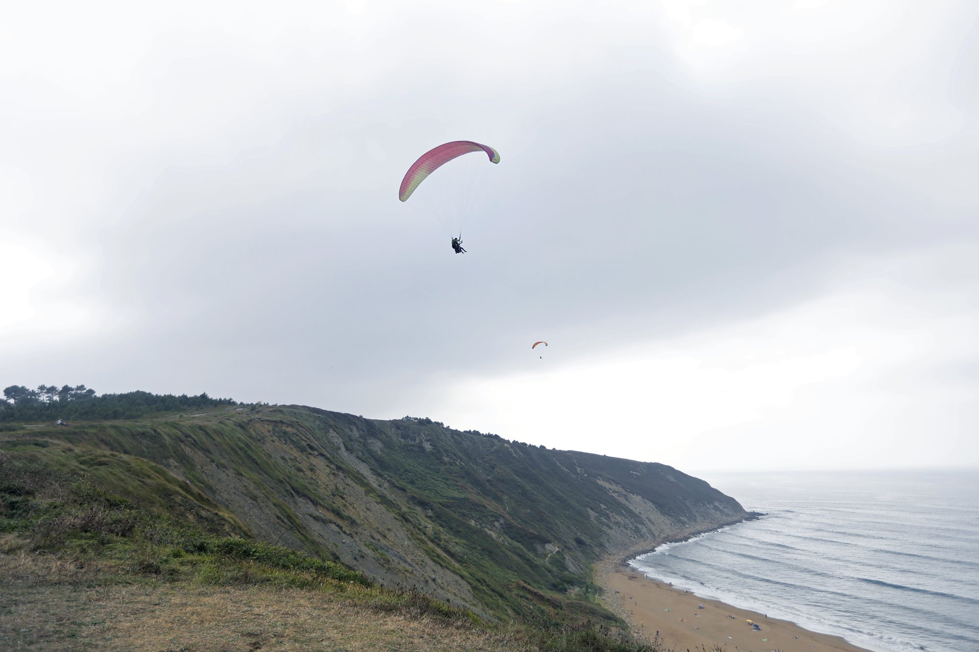 Cuando hay suficiente viento el parapente baja planeando hasta la playa de Sopelana. Cuando hay suficiente viento el parapente baja planeando hasta la playa de Sopelana.