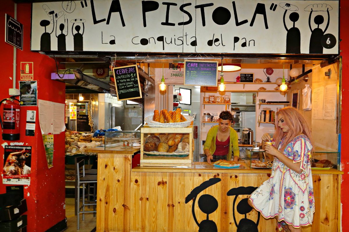 La Prohibida desayunando en La Pistola, en el interior del Mercado de San Fernando, en Lavapiés, Madrid. La Prohibida desayunando en La Pistola, en el interior del Mercado de San Fernando, en Lavapiés, Madrid.