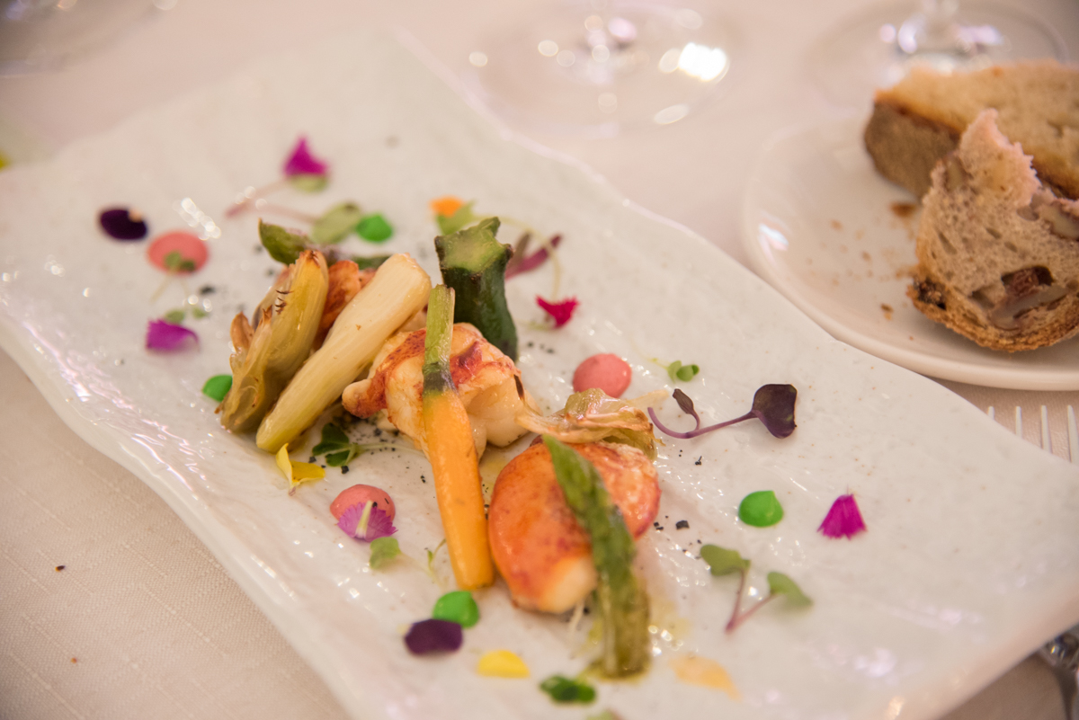 La ensalada templada de bogavante con verduras salteadas y emulsión de su coral. La ensalada templada de bogavante con verduras salteadas y emulsión de su coral.