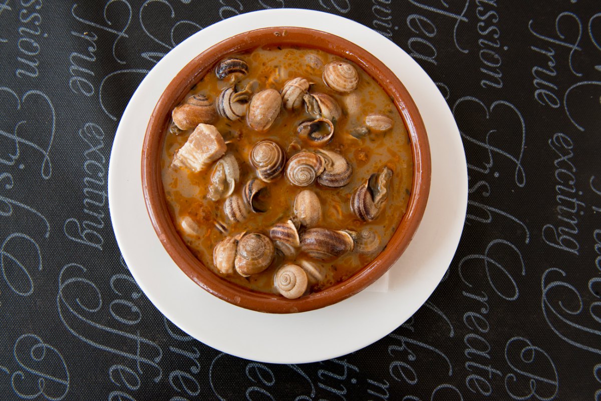 La salsa de los caracoles típica de la región a base de jamón, tocino, comino y pimienta obliga a mojar pan. La salsa de los caracoles típica de la región a base de jamón, tocino, comino y pimienta obliga a mojar pan.
