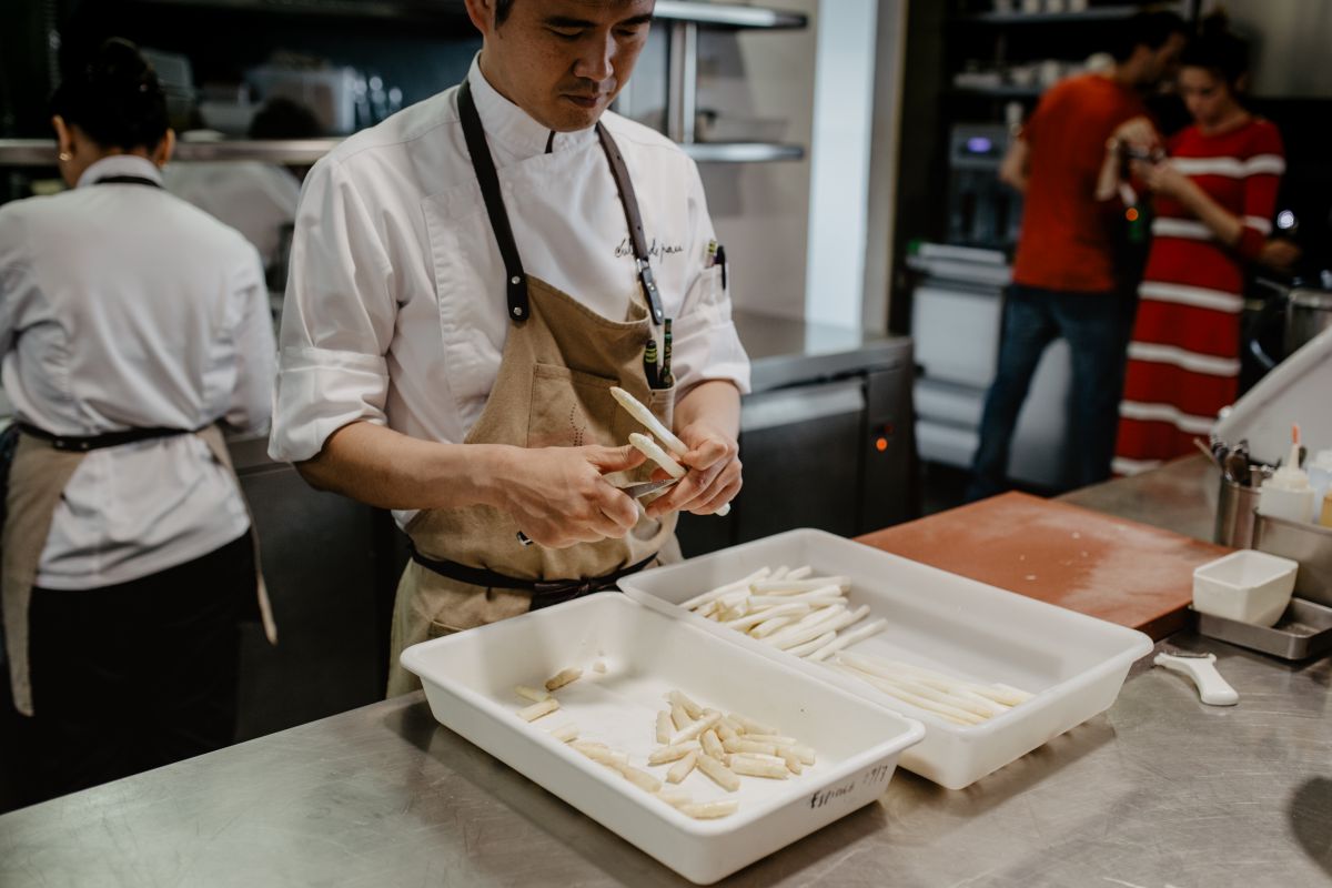 El chef japonés, Taka, cortando espárragos en la cocina del restaurante 'Culler de Pau', en O Grove, Pontevedra. El chef japonés, Taka, cortando espárragos en la cocina del restaurante 'Culler de Pau', en O Grove, Pontevedra.