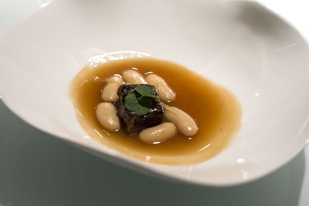 Guiso de rabo de toro con judías. Guiso de rabo de toro con judías.