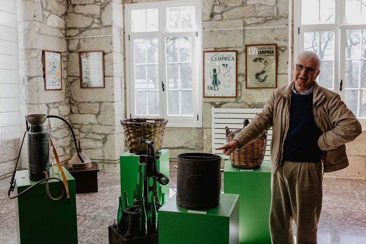 Guillermo muestra aparejos del vino en el Centro de Interpretación. Guillermo muestra aparejos del vino en el Centro de Interpretación.