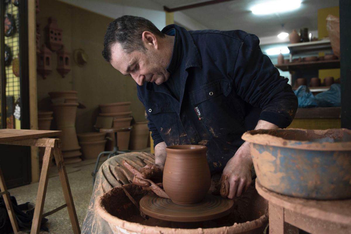 Virgilio Vizcaíno, el alfarero de la festividad del Santo Voto, en Puertollano, Ciudad Real. Virgilio Vizcaíno, el alfarero de la festividad del Santo Voto, en Puertollano, Ciudad Real.