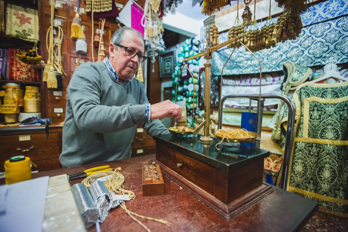 Balanza para pesar el hilo de oro y los cordones en la 'Casa Rodríguez' de la calle Francos. Balanza para pesar el hilo de oro y los cordones en la 'Casa Rodríguez' de la calle Francos.